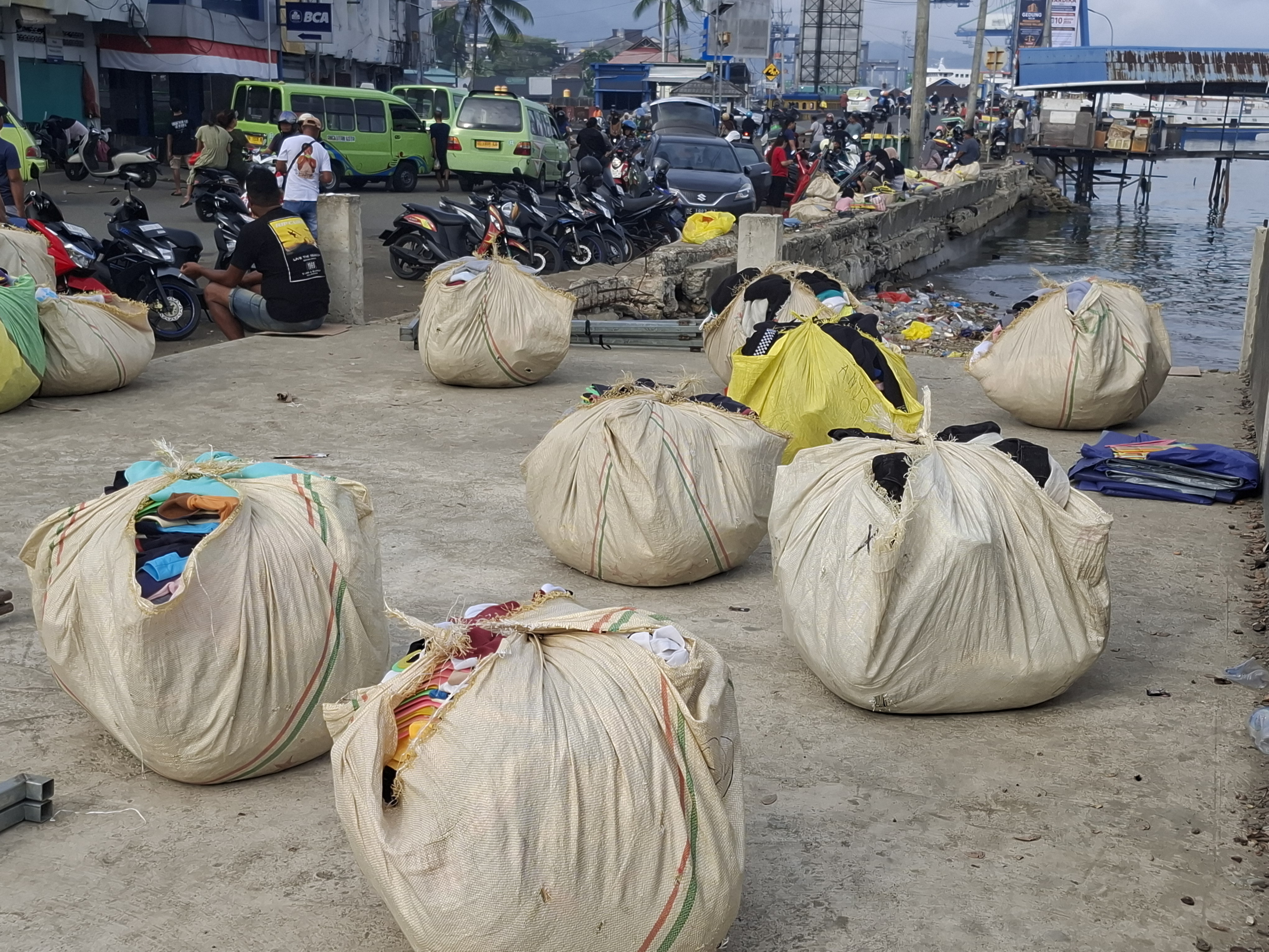 Menembus Pagi Dalam Tumpukan Barang Bekas