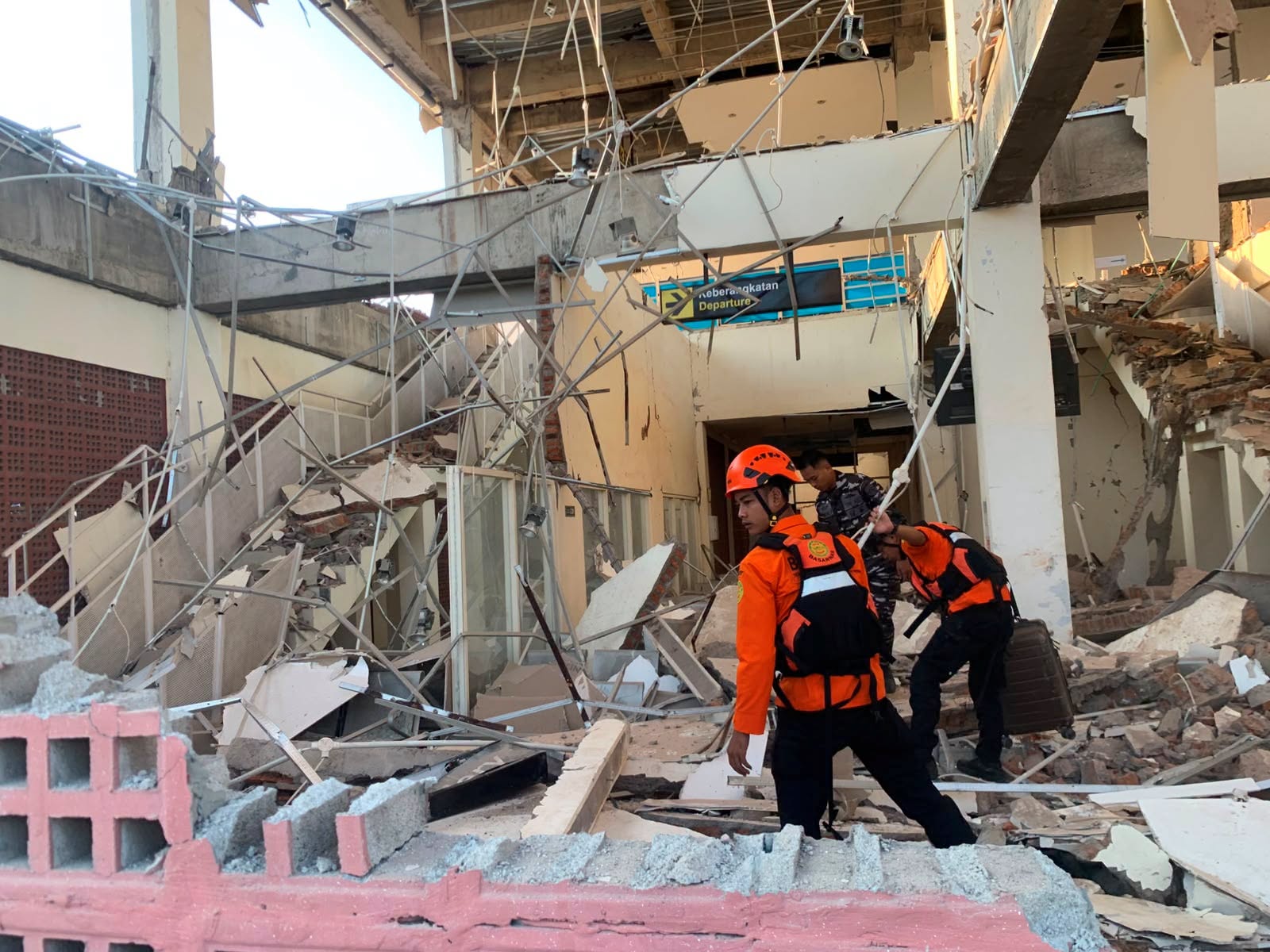 Tim SAR Bergerak Cepat:  Korban meningggal  Akibat Gempa NTT  Tembus 40 Jiwa