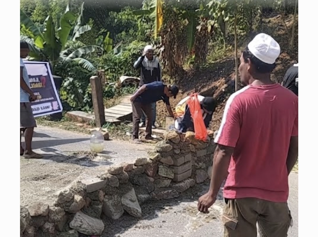 Warga Aksi Palang Jalan Arbes–Ahuru: Tagih Janji Pemerintah yang Tak Kunjung Ditepati